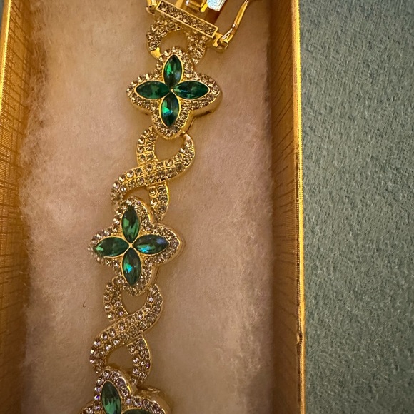 Elegant Gold and Green Bracelet - Picture 11 of 11
